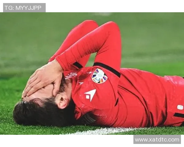 足球场上碰拳瞬间揭示的球星默契与团队精神解析 足球场上碰拳瞬间揭示的球星默契与团队精神解析