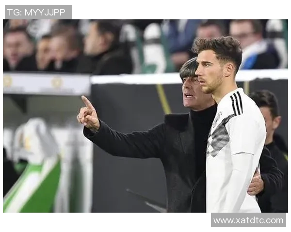 聚焦侧脸瞬间展现足球球星独特魅力与赛场风采